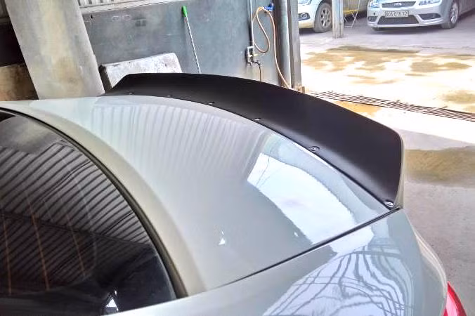 Một chi tiết khá độc đáo trên chiếc Sonata này đó là cánh đuôi phía sau được bắn đinh vít nẹp vào nắp khoang hành lý. Với màu đen mờ tương phản với màu trắng thân xe, cánh đuôi đã khiến cho chiếc Sonata càng trở nên cá tính hơn.