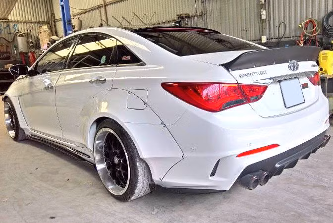 Ở phía sau, toàn bộ các logo Hyundai và dòng chữ nổi Sonata đã được thay thế bằng bộ logo của hãng Brenthon. Nằm ở bên dưới, cản sau của Sonata nguyên bản cũng đã được QS Performance độ thêm cánh khuếch tán không khí dưới gầm, hệ thống xả kép và "xẻ rãnh" phong cách thể thao.