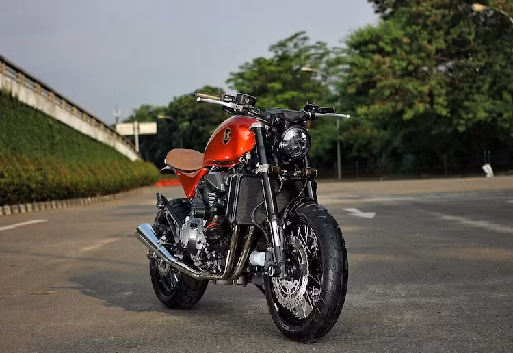 Ra mắt lần đầu từ năm 2013, mẫu xe môtô Kawasaki Z800 có thể coi là phiên bản "rút gọn" của chiếc Z1000 lớn hơn. Trên Thế giới, mẫu xe này rất thành công nhờ kiểu dáng ấn tượng theo ngôn ngữ thiết kế Sugomi và sức mạnh, tiếng nổ hấp dẫn từ khối động cơ 4 xi-lanh thẳng hàng 806 cc. Tuy nhiên, cũng có nhiều biker không thích kiểu dáng nguyên bản của Z800 và muốn tìm cách "độ chế" chiếc xe để nó trở nên "độc" hơn.