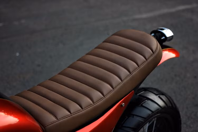 Do có kiểu dáng "vuốt đuôi" kiểu thể thao nên phần khung phụ phía sau của Z800 được đặt rất cao. Trong quá trình độ scrambler, Studio Motor đã phải "cưa" đi phần khung đuôi và nối lại thấp hơn, tạo điểm tựa cho chiếc yên "bánh mì" cổ điển và dè sau ngắn kèm đèn hậu đồ chơi. Khối động cơ 800 cc của xe được giữ nguyên, chỉ có hệ thống xả chia làm 2 đường đối xứng hai bên thân xe kèm pô "thửa" của Studio Motor.