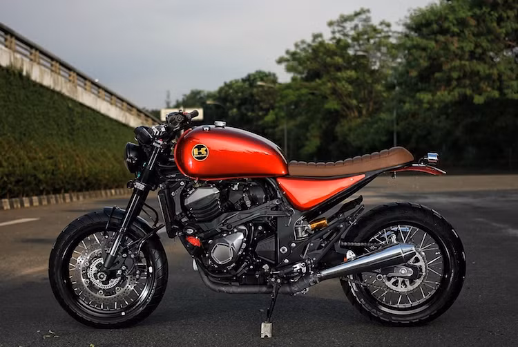 Với kiểu dáng classic scrambler, cặp mâm 3 cánh kép nguyên bản của Z800 sẽ "phá dáng" xe. Chính vì vậy Studio Motor đã thay cho chiếc Z800 cặp vành nan của TK Japan với bản vành trước/sau 17x3 và 17x5 inch. Đi kèm với cặp vành nan là bộ lốp địa hình hỗn hợp Avon Distanzia cỡ 120/70/17 ở bánh trước và 160/60/17 ở bánh sau.