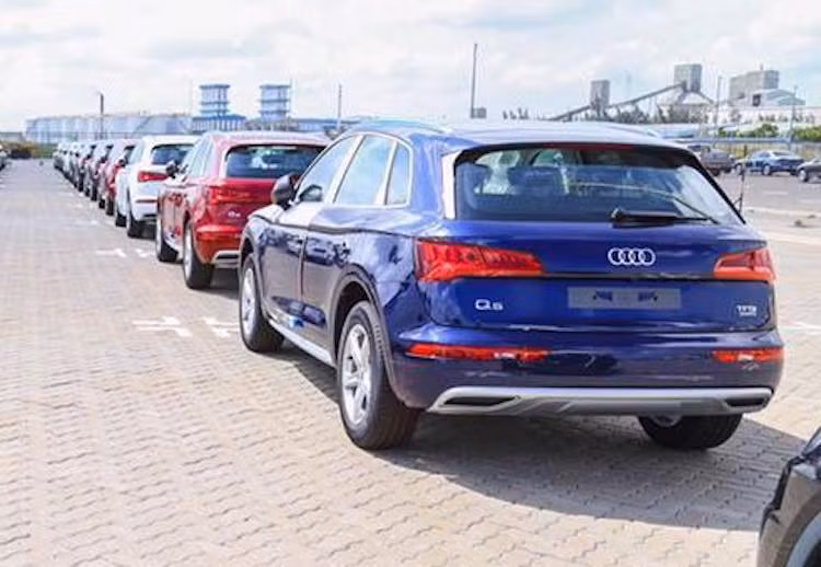 Dù chưa ra mắt chính thức nhưng hiện tại, khách hàng đã có thể đặt trước Q5 thế hệ mới. Theo nguồn tin từ nhà phân phối chính hãng Audi tại Việt Nam, mức giá cho phiên bản Q5 Basic rẻ nhất sẽ từ 2,35 tỷ đồng. Bản Design và Sport đều có giá 2,52 tỷ đồng.