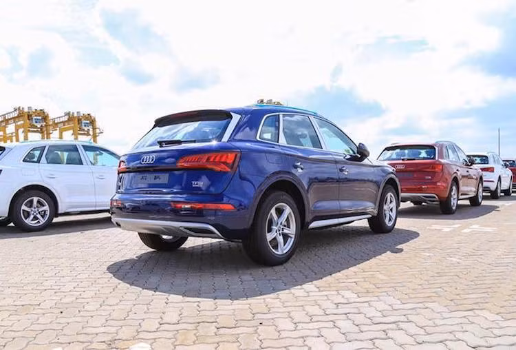 Về động cơ, mọi phiên bản của Audi Q5 thế hệ mới tại Việt Nam đều sẽ được trang bị động cơ xăng 2.0l TFSI 4 xi-lanh thẳng hàng tăng áp với công suất tối đa 252 mã lực và mô-men xoắn 370 Nm. Xe sẽ được trang bị hộp số tự động S Tronic 7 cấp và hệ dẫn động 4 bánh toàn thời gian quattro với khả năng tự phân phối sức mạnh tùy điều kiện đường.