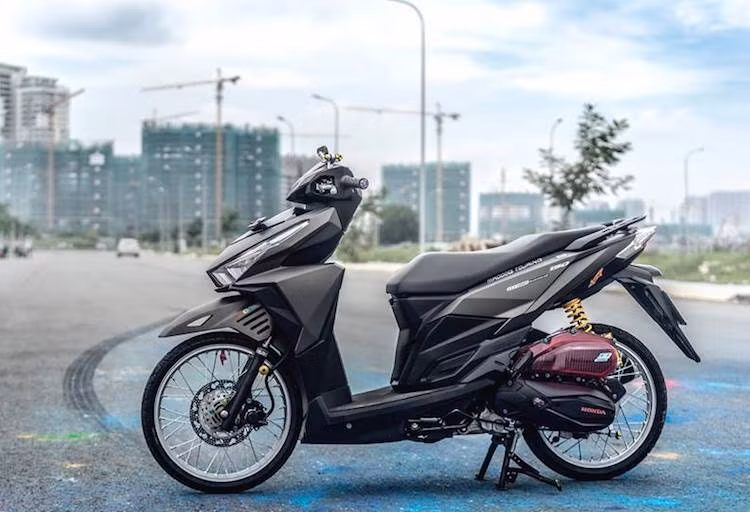 Còn được bán với tên gọi Honda Click 125i kèm động cơ nhỏ hơn ở thị trường Thái Lan, xe ga Honda Vario 150 với thiết kế mạnh mẽ, nằm ở phân khúc tầm trung như chiếc Honda Air Blade tại Việt Nam. Dù không được bán chính hãng nhưng do sở hữu kiểu dáng hấp dẫn, mẫu xe này đã được nhiều cửa hàng nhập khẩu tư nhân đưa về.