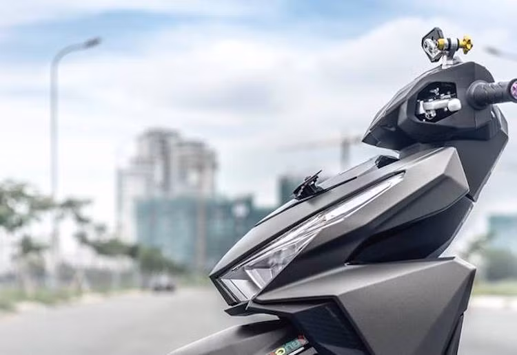 Mẫu xe tay ga nhập nguyên chiếc từ Indonesia Honda Vario 150 hiện sở hữu mức giá khoảng 70 triệu đồng tại thị trường xe máy Việt. Chiếc xe trong bài viết này đã được biker Việt "mod" lại một số chi tiết nguyên bản và lắp vài "đồ chơi" nhẹ nhàng để có kiểu dáng thể thao, cá tính hơn.