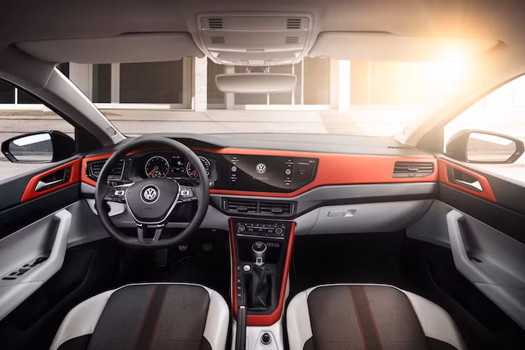 Bất ngờ lớn nhất của Polo 2018 chỉ lộ diện khi mở cửa xe, với nội thất sở hữu thiết kế hiện đại, trẻ trung. Bảng táp-lô của xe được thiết kế hơi nghiêng nhẹ về phía người lái, tăng tính công thái học. Trong khi đó, khoang hành lý của chiếc xe cũng lớn hơn thế hệ trước tới 25%, đạt thể tích 351 lít khi chưa gập ghế sau.