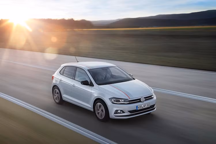 Volkswagen cũng đã bổ sung cho Polo loạt trang bị hỗ trợ người lái mới, vốn chỉ tìm thấy trên các dòng xe cao cấp hơn như phanh khẩn cấp, hệ thống quan sát người đi bộ, tự giới hạn tốc độ, theo dõi áp suất lốp. Xe còn có tùy chọn hệ thống giữ ga tự động thông minh, cảnh báo điểm mù, cảnh báo xe đang vượt...