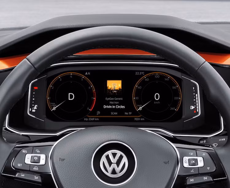 Polo mới cũng lần đầu tiên có tùy chọn bảng đồng hồ điện tử Active Info Display tương tự các dòng xe sang, với giao diện trực quan hơn. Hệ thống thông tin giải trí trên bảng táp-lô đem lại cảm giác sang trọng khi được giấu sau một tấm kính tương tự các mẫu tablet cao cấp. Khách hàng còn có thể sở hữu Polo 2018 với dàn âm thanh Beats Audio.