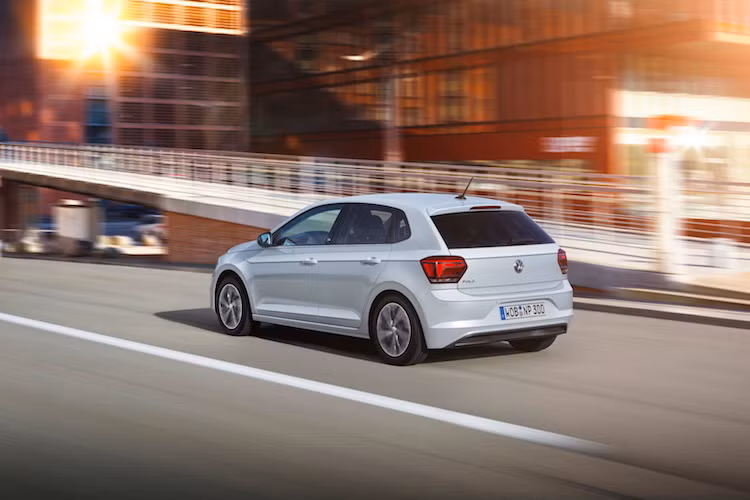 Volkswagen sẽ đưa ra cho khách hàng tới 9 cấu hình động cơ khác nhau, dù chỉ sử dụng 5 loại động cơ. Dòng máy xăng 1.0l của chiếc xe sẽ có cả phiên bản có hoặc không tăng áp, với công suất từ 65 tới 115 PS. Động cơ 1.5l TSI thế hệ mới, với công suất 150 PS và hệ thống ngắt xi-lanh khi không cần thiết cũng sẽ được Volkswagen trang bị cho xe.