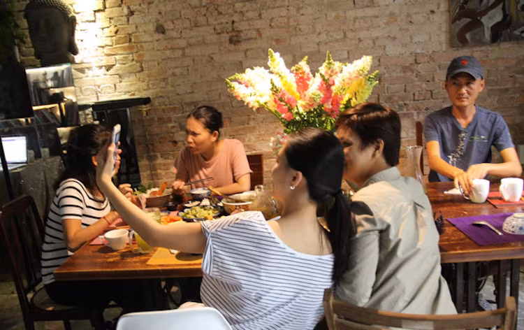 Chị Huyền, nhân viên văn phòng tại quận 1, cho biết qua lời giới thiệu của bạn bè, quán cũng nằm gần công ty nên chị thường ghé sang thưởng thức bữa cơm đặc biệt này.