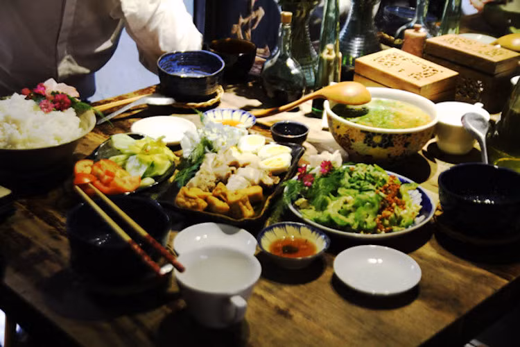 Ban đầu khách chủ yếu là bạn bè thân thiết, nhưng dần về sau, do phong cách đặc biệt nên mọi người đến ăn trưa ngày càng đông.