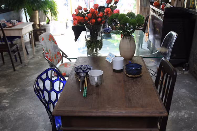 Hoa tươi có mặt rất nhiều trên bàn ăn.