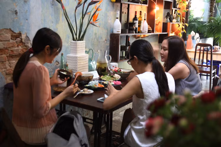 Mỗi suất cơm tại quán này có giá từ 120.000 đồng, quá "chuẩn" 25 suất quán sẽ không nhận dù khách có nhu cầu. Ngoài ra quán còn phục vụ cà phê vào buổi sáng và trà vào buổi chiều (sau 15h). Đây cũng là nơi thú vị cho những người yêu môn cắm hoa nghệ thuật.