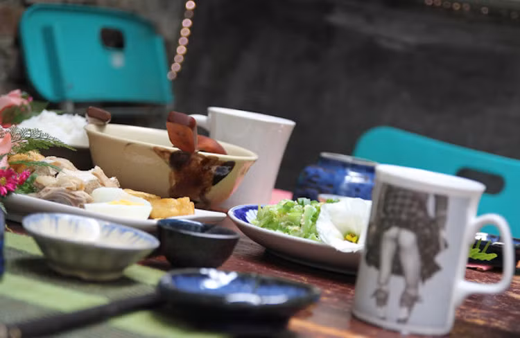 Mỗi bữa ăn đơn giản chỉ món mặn, rau xào hoặc luộc ăn kèm với canh, không khác gì một bữa ăn tại nhà.