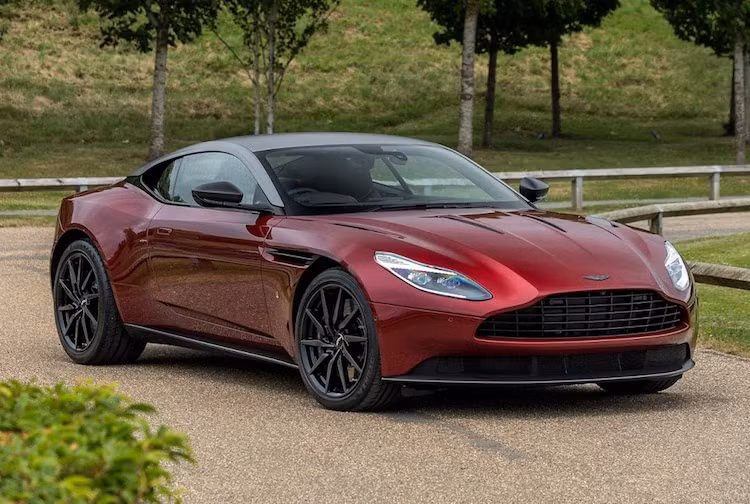 Ra mắt lần đầu vào năm 2016, hiện tại dòng siêu xe Aston Martin DB11 mới đã bắt đầu tới tay các khách hàng trên Thế giới. Giống như những dòng xe khác trước đây, Aston Martin đang bắt đầu tạo thêm nhiều phiên bản đặc biệt từ DB11, mới nhất là DB11 Henley Regatta. Được chế tạo bởi bộ phận cá nhân hóa Q của hãng, DB11 Henley Regatta lấy cảm hứng từ lễ hội đua thuyền cùng tên được tổ chức thường niên tại Anh.