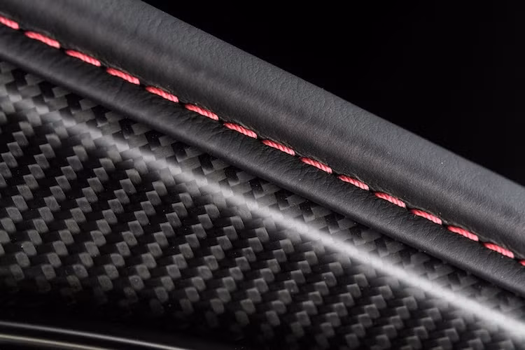 Bên cạnh da màu đen Metallic Black, DB11 Henley Regatta còn có trần và khoang để chân được bọc kín trong vải nhung alcantara màu đen Obsidian. Những chi tiết màu chrome khói Shadow và làm từ sợi carbon khiến cho siêu xe này trở nên sang trọng, tinh tế và thể thao hơn.