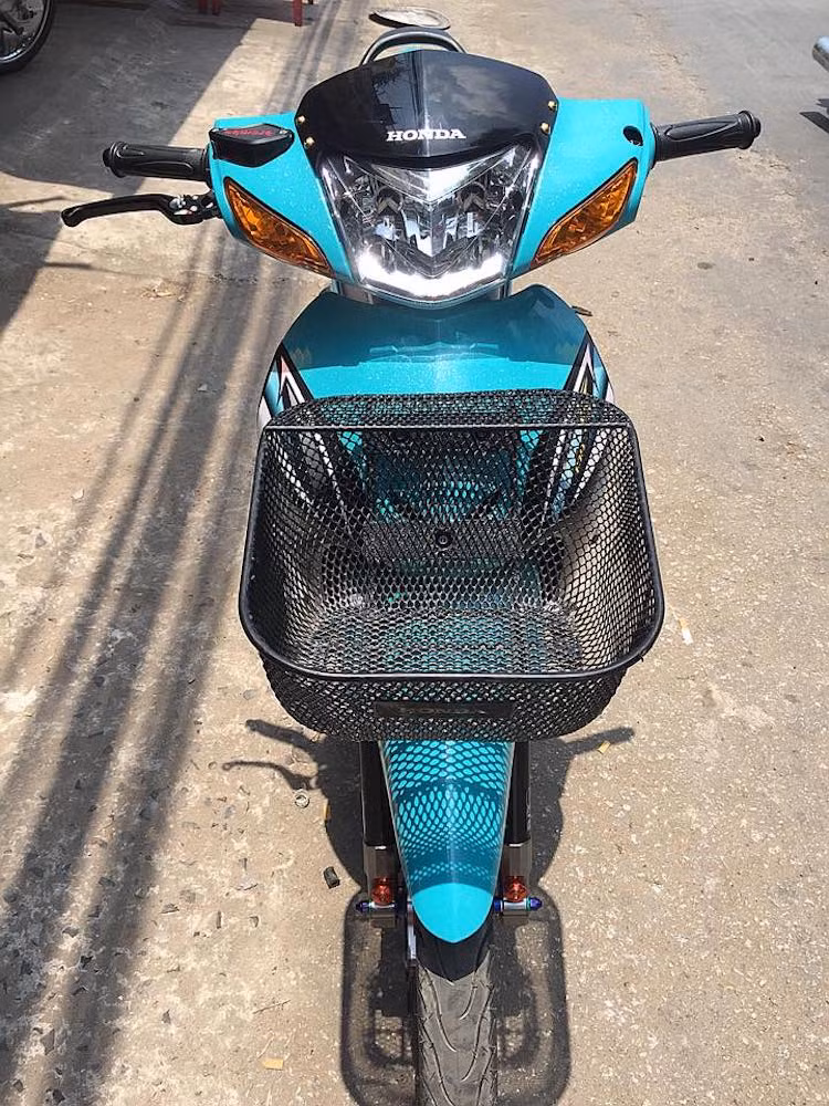 Cùng với chóa đèn pha kép theo phong cách Wave Thái Lan, chiếc Wave Alpha độ kiểng của biker Việt đã trở nên "lung linh" hơn nhờ dàn "đồ chơi" hàng hiệu. Ước tính tổng giá trị của những phụ tùng độ trên chiếc xe còn đắt hơn giá của một chiếc Honda Wave Alpha mới hiện nay.