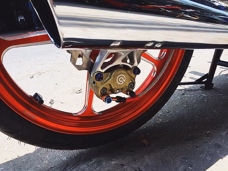 Vốn có phanh đùm nguyên bản ở phía sau, chiếc xe đã được chủ nhân độ lên phanh đĩa đơn. Giống như bánh trước, hệ thống phanh sau đã được cấu thành từ đĩa Galfer, heo Brembo 2 piston và bình dầu Rizoma.