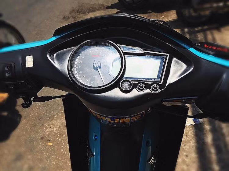 Nằm phía trên tay lái, cụm đồng hồ nguyên bản của Wave đã được thay bằng đồng hồ Koso RX2 đa chức năng, đồng thời phần vỏ nhựa đầu cũng đã được chế mủ để vừa khít đồng hồ này. Ngoài ra, chiếc xe đã được chủ nhân độ thêm đồng hồ Koso Mini 3 và báo số điện tử.