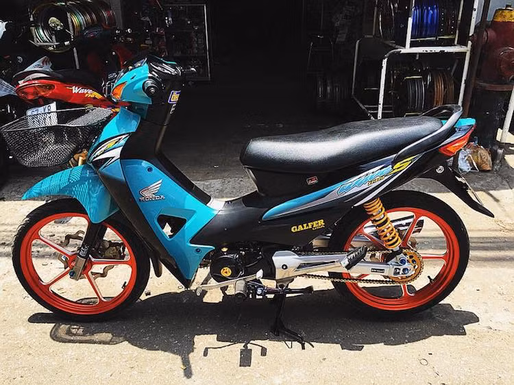 Tại Việt Nam, những dòng xe số phổ thông như Honda Dream hay Honda Wave Alpha được khá nhiều biker độ lại theo phong cách kiểng. Chơi theo phong cách này, một biker Việt đã trang bị cho chiếc Wave Alpha của mình hàng loạt những phụ tùng độc đáo và có giá trị cao.