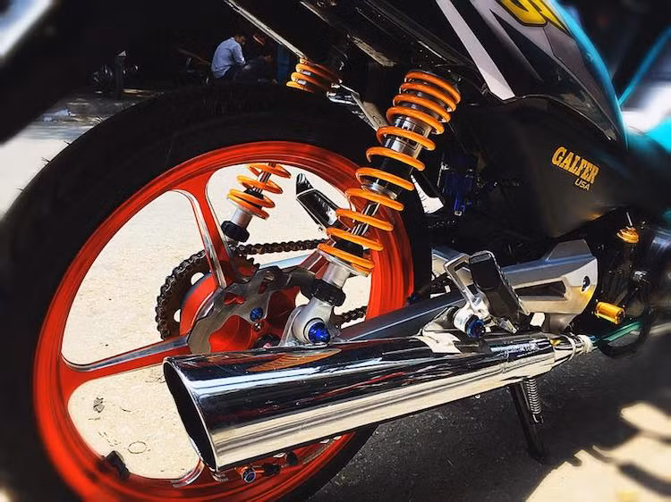 Trên bản độ này, động cơ nguyên bản của chiếc Wave Alpha đã được giữ nguyên, chỉ trnag trí lại bằng một số con ốc đầy màu sắc và cổ pô titan. Chiếc xe được sơn màu xanh ánh kim dịu mắt và đi tem phong cách phiên bản Wave S 110 được bán tại Thái Lan.