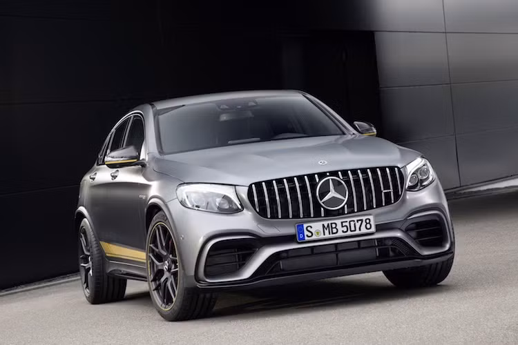 Giống như những chiếc Mercedes-AMG khác, GLC 63 đã được trang bị cản trước "ngầu" hơn với các khe hút gió lớn. Ở phía trên cản trước, xe sử dụng mẫu lưới tản nhiệt nan dọc mới có tên gọi Panamericana, trước đây vốn chỉ từng xuất hiện trên các siêu xe Mercedes-AMG GT.