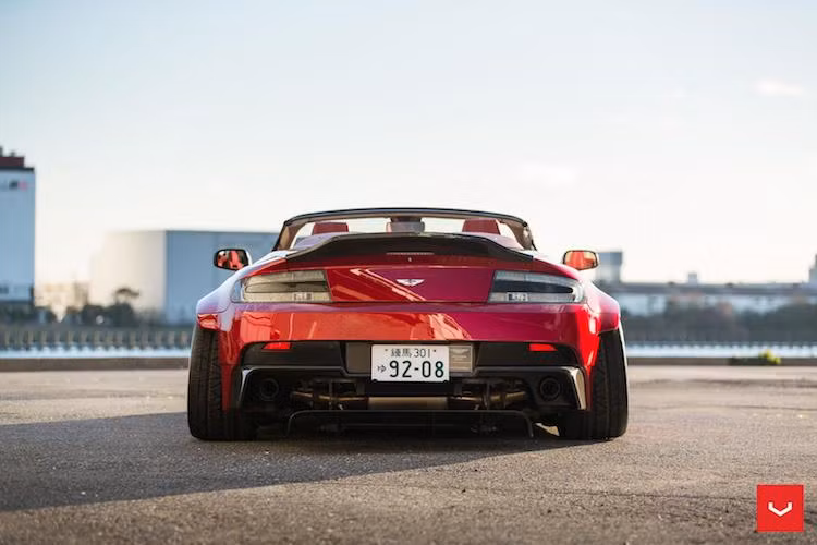 Trên bản độ naỳ, hãng độ ACR Performance đã trang bị cho Aston Martin Vantage Roadster bộ widebody được thiết kế lấy cảm hứng từ chính những chiếc xe đua Aston Martin thi đấu trong các thể thức đua khác nhau. Không giống như một hãng độ khác cũng tới từ Nhật là Liberty Walk, ACR đã thay hoàn toàn cản trước, sau và các vòm bánh của xe.