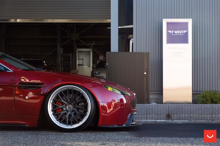 Để sở hữu một chiếc Aston Martin Vantage Roadster với gói độ của ACR Performance, khách hàng sẽ phải gọi trực tiếp tới hãng để báo giá và đặt hàng. Tuy nhiên do được độ lại khá "khủng", gói độ này có thể sẽ có giá lên tới 50.000 USD (tương đương 1,13 tỷ đồng).