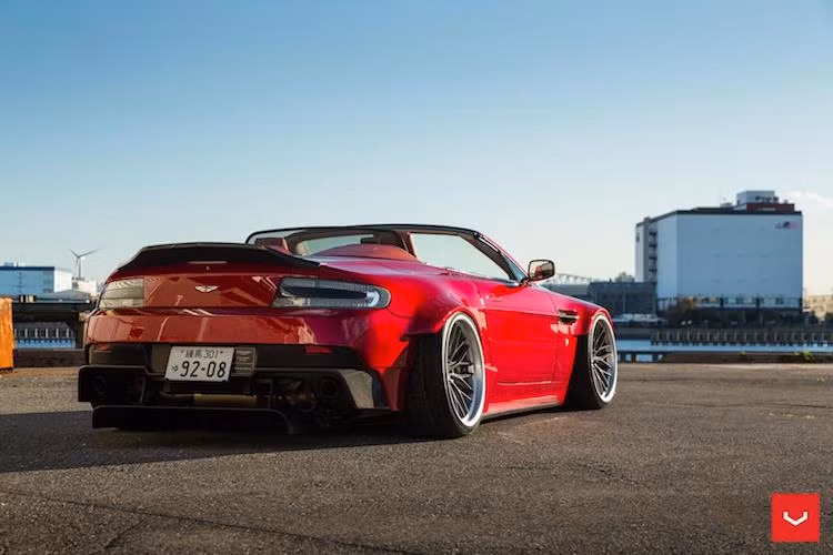 Chính vì vậy so với những bản độ widebody của Liberty Walk, chiếc Aston Martin Vantage Roadster lắp kit ACR Performance có vẻ ngoài liền lạc hơn do không sử dụng đinh tán để gắn các dè nới rộng. Ngoài bộ widebody, "dàn chân" của chiếc xe cũng được độ lại với bộ mâm 20 inch "hàng thửa" VWS-2 từ hãng Vossen và hệ thống treo khí Airrex.