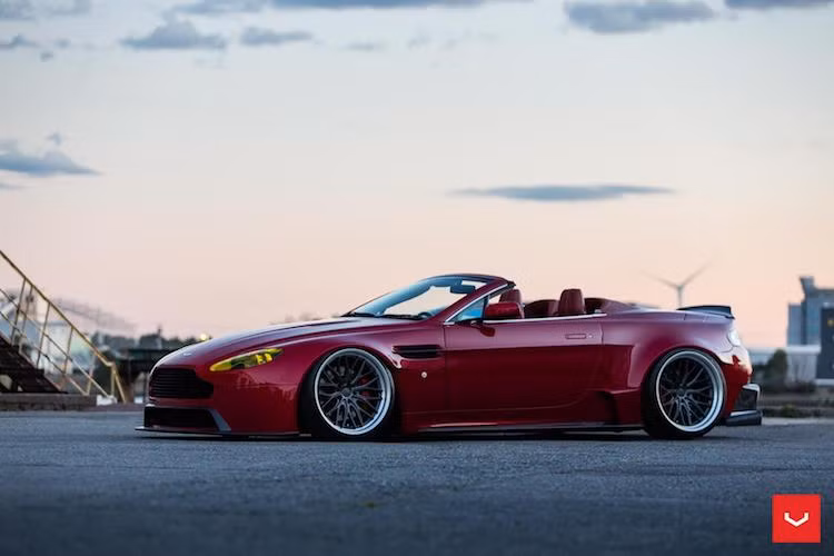 Khi nói tới Aston Martin, người yêu xe thường nghĩ ngay tới những siêu xe du lịch sang trọng với kiểu dáng tinh tế đậm chất Anh Quốc. Đặc biệt, những dòng mui trần Aston Martin Vantage Roadster thường được các "đại gia" dùng để dạo phố và rất ít khi được độ lại. Tuy nhiên với "gu" chơi xe khác người, những dân chơi Nhật Bản cũng "không chừa" những chiếc siêu xe Aston Martin để tạo ra các bản độ ấn tượng.