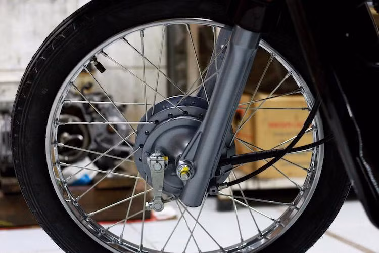 So với Dream II, các phiên bản Dream "lùn" sở hữu những chi tiết sơn nhũ màu xám đậm hơn thay vì màu bạc. Chiếc xe cũng sử dụng hệ thống phanh đùm cho cả 2 bánh, niềng căm và lốp có thông số không khác gì so với Dream II cùng thời.