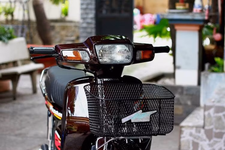 Giống như Dream II, những chiếc Dream lùn đời đầu có bộ yếm hai bên được đúc bằng nhựa dẻo màu trắng. Ở các thế hệ Dream Exces cuối cùng được nhập vào cuối những năm 90, đầu 2000, bộ yếm này đã được làm từ chất liệu nhựa và sơn màu như vỏ xe. Điều này khiến Dream Exces đời cuối trông thời trang hơn, nhưng lại khiến yếm xe dễ gãy hơn.