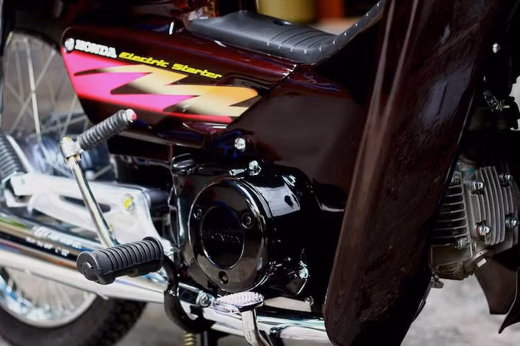 Khối động cơ 1 xi-lanh, 4 kỳ SOHC của xe có thiết kế giống y hệt Dream II với kết cấu đơn giản, dễ sửa chữa và cực kỳ bền bỉ, dung tích thực 97 cc, đạt công suất tối đa 8 mã lực và mô-men xoắn cực đại 8,1 Nm. Xe được trang bị hộp số vòng 4 cấp.