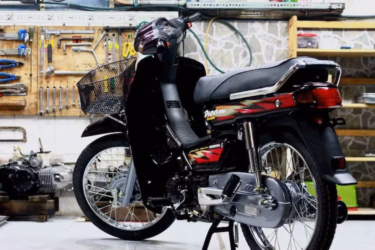 Ở đời Dream Exces cuối, bưởng máy của xe được đổi sang thiết kế giống như Honda Wave Thái đời đầu. So với Dream II, bộ gắp của Dream "lùn" không được tích hợp sẵn bàn để chân cho người ngồi sau, thay vào đó chi tiết này nằm trên báng riêng. Cải tiến này khiến chân người ngồi sau đỡ rung hơn và tiếp tục được Honda Việt Nam áp dụng từ chiếc Super Dream từ năm 1998.