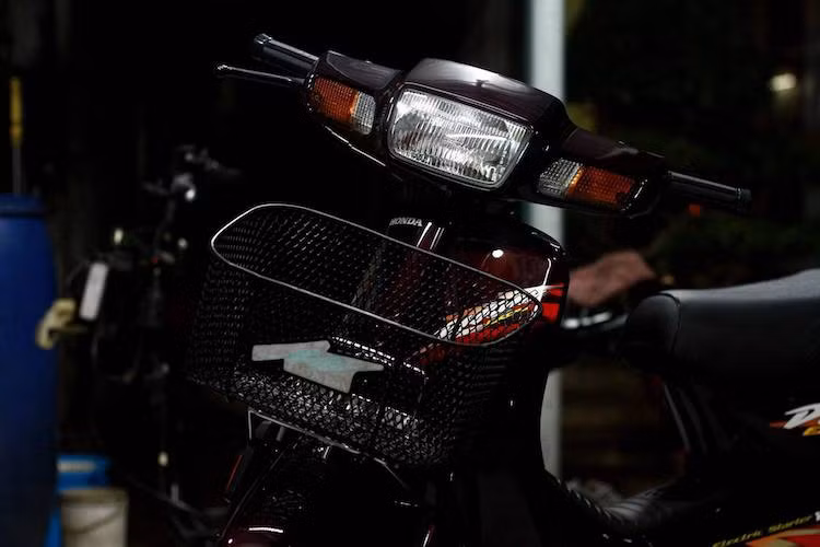 Có tên gọi tại Thái Lan đơn thuần là Dream 100 hay Dream Exces, Dream "lùn" còn được bán tại thị trường Indonesia và Nhật dưới tên gọi Astrea Grand hay Super Cub Custom 100. So với Dream "cao" hay Dream II, các phiên bản của Cub Custom 100 có thiết kế mềm mại và liền lạc hơn, thay vì vuông thành sắc cạnh kiểu Dream II từ giữa thập niên 80.