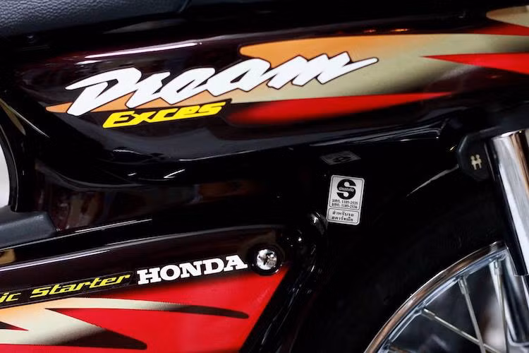 Dù sử dụng chung kết cấu khung thép dập hàn chính giữa giống Dream II nhưng Dream "lùn" có bộ vỏ liền mạch và thời trang hơn. Sau khi chiếc xe bị ngừng sản xuất và thay thế bởi dòng Honda Wave, gần như mọi mẫu xe số phổ thông Honda đều sở hữu thiết kế với vỏ liền mạch.