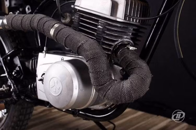 Nằm bên dưới bình xăng, khối động cơ 125 cc 2 kỳ nguyên bản của chiếc Minsk đã được làm mới lại để có khả năng hoạt động ổn định nhất. Duong Doan Design đã "thửa riêng" cho chiếc xe hệ thống xả mới với cổ pô uốn lượn khéo léo và pô "quả chùy" kiểu cổ điển đặt cao như scrambler.