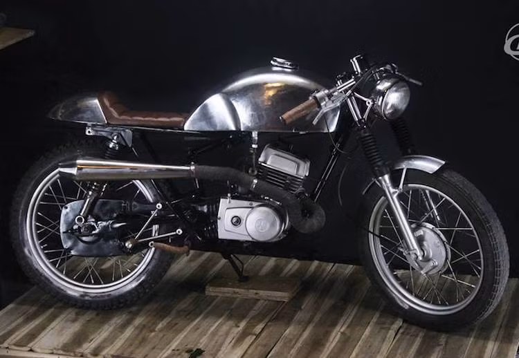 Mẫu xe 2 kỳ Minsk khờ từng rất quen thuộc với người dân Việt Nam với phong cách dã chiến đã được xưởng độ Duong Doan Design tại Hà Nội "dọn" lại theo phong cách cafe racer đậm chất cổ điển và tinh tế.