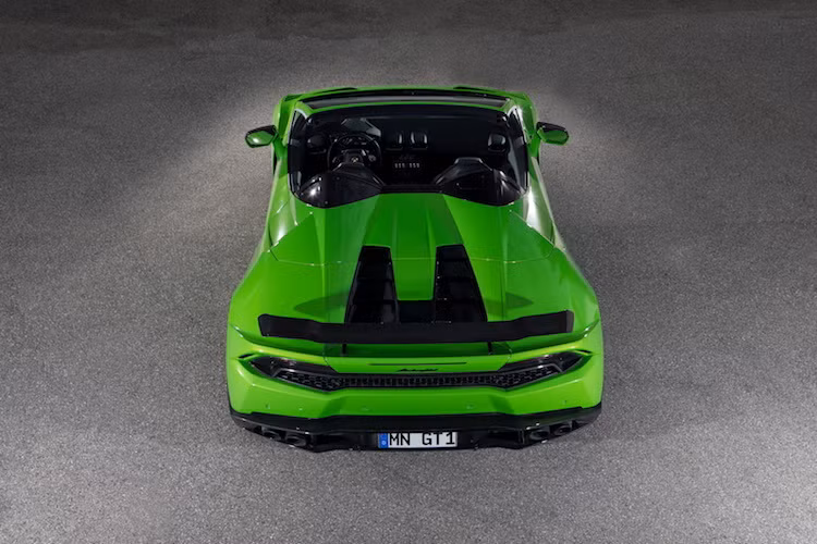 Để cải thiện thêm tính năng khí động học của xe, Novitec đã lắp một cánh đuôi kèm theo cánh khuếch tán dưới cản sau. So với gói Torado dành cho Huracan trước đây, cánh đuôi của gói N-Largo có kích thước lớn hơn hẳn, khiến chiếc xe trông thể thao không kém gì phiên bản Huracan Performante.