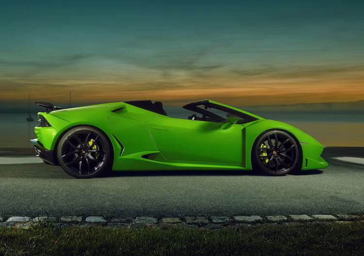 Ở hai bên, chiếc xe cũng được lắp thêm ốp khí động học bằng sợi carbon, bên cạnh bộ mâm NL1 với kích thước 20 inch phía trước và 21 inch phía sau. Các vòm bánh của Huracan Spyder cũng đã được nới rộng hơn so với xe nguyên bản.