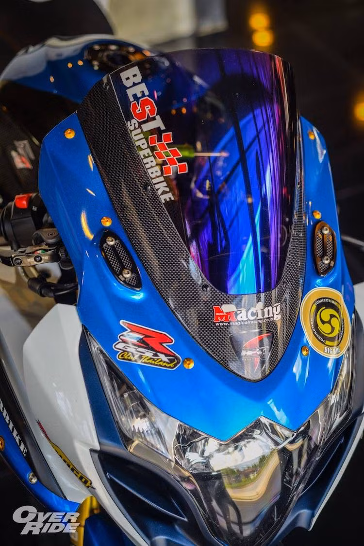 Ở phía trước, ngoại hình của chiếc GSX-R1000 đã giống với một siêu môtô đua hơn khi được bỏ đi 2 gương chiếu hậu lớn nguyên bản. Che 2 bên lỗ bắt gương nguyên bản là cặp pad nhôm của Yoshimura, trong khi kính chắn gió "zin" của chiếc xe cũng đã được thay thế bằng kính Magical Racing chống lóa.