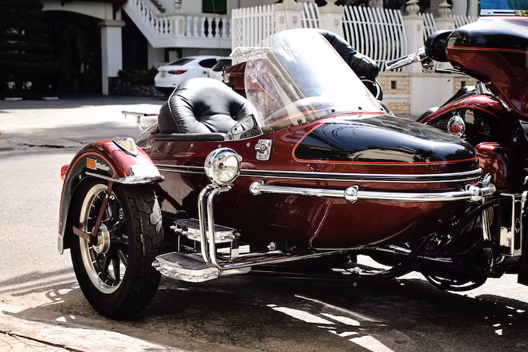 Nhắc tới Ultra Classic Sidecar mà không nói về phần thuyền bên phải xe là một thiếu sót lớn, khi chiếc thuyền chính hãng được HD thiết kế đa năng, tiện dụng và an toàn hơn hầu hết những loại thuyền do các hãng thứ 3 khác sản xuất. Đầu tiên, chiếc thuyền này được tích hợp sẵn đèn pha và đèn định vị bên cạnh, cùng với bậc lên xuống cho hành khách.