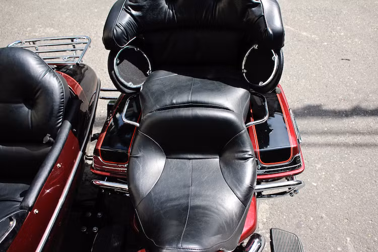 Yên xe có thiết kế 2 tầng đầy êm ái cho cả người ngồi trước lẫn người ngồi sau. Hai loa còn lại của hệ thống âm thanh được bố trí dưới tì tay của ghế sau.