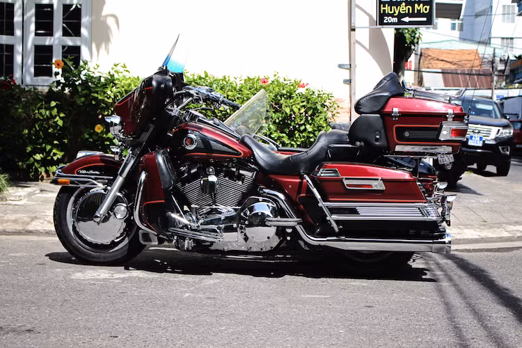 Do thuộc dòng khung lớn của HD và sở hữu động cơ mô-men xoắn lớn, Ultra Classic cũng là một trong những dòng HD phù hợp để có thể cải tạo xe ba bánh kèm thuyền bên "xít đờ ca" (sidecar). Không chỉ có những phiên bản độ thuyền từ các hãng thứ 3 như Liberty, dòng Ultra Classic cũng đã nhiều lần có tùy chọn sidecar trong lịch sử từ chính HD.