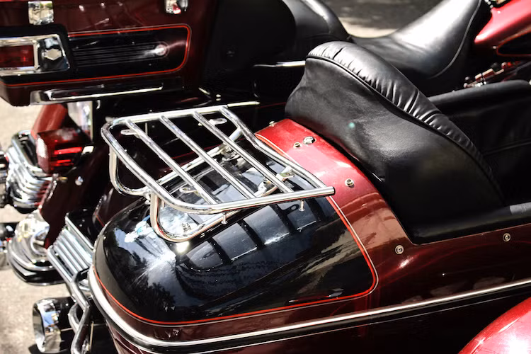 Lưng ghế ngồi bên trong thuyền của chiếc xe có thể gập được xuống, để lộ ra thêm một khoang hành lý nữa ở phía sau đuôi tuyền. Cùng với giá chằng đồ trên tuyền, chỗ cất hành lý gần như không bao giờ là vấn đề đối với Ultra CLassic Sidecar.