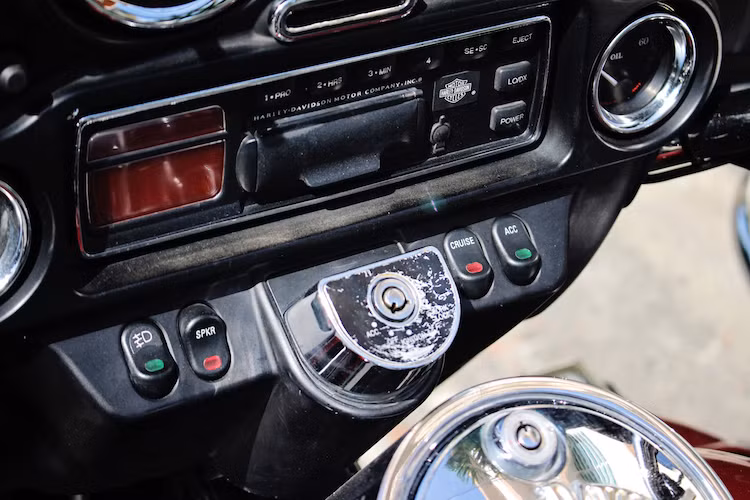 Được sản xuất từ năm 2002, hệ thống giải trí của chiếc xe chỉ là đầu radio/cassette thay vì có màn hình LCD đa chức năng và kết nối smartphone như Ultra Glide 2017. Tuy nhiên, chiếc xe vẫn "đi trước thời đại" khi được tích hợp hệ thống giữ ga tự động (cruise control) - trang bị mà ngay cả những chiếc ôtô hạng C trở lên ngày nay mới có.