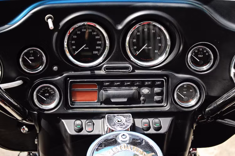 Lý do khiến những chiếc Ultra Classic ngày nay không thể bỏ được quây chắn gió là do hiện nay, bảng đồng hồ của chúng đã được tích hợp vào sau quây. Bảng đồng hồ của xe có thiết kế giống như ôtô với đầy đủ các đồng hồ: báo tốc độ, tua máy, mức điện bình, nhiên liệu, nhiệt độ ngoài trời và nhiệt độ dầu máy.