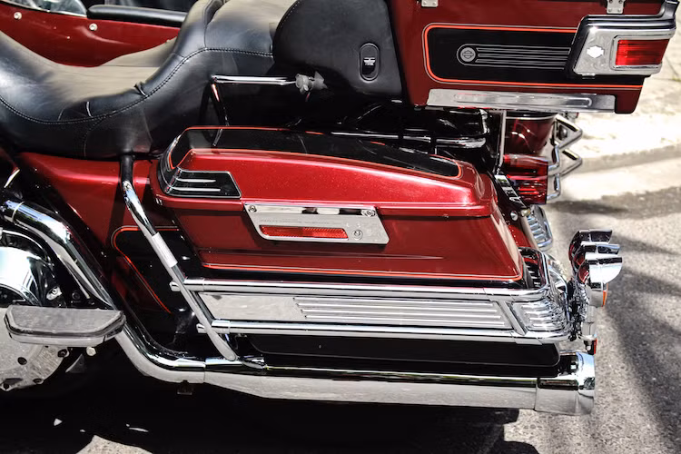 Là một chiếc touring toàn diện của Harley-Davidson, đương nhiên Ultra Classic cũng sở hữu 2 thùng đồ cực lớn nằm hai bên bánh sau xe. Chiếc Ultra Classic Sidecar đời 2002 này còn được chủ nhân trang bị bộ nẹp bảo vệ mạ chrome xung quanh xe, khiến chiếc xe trở nên bề thế và sang trọng hơn.