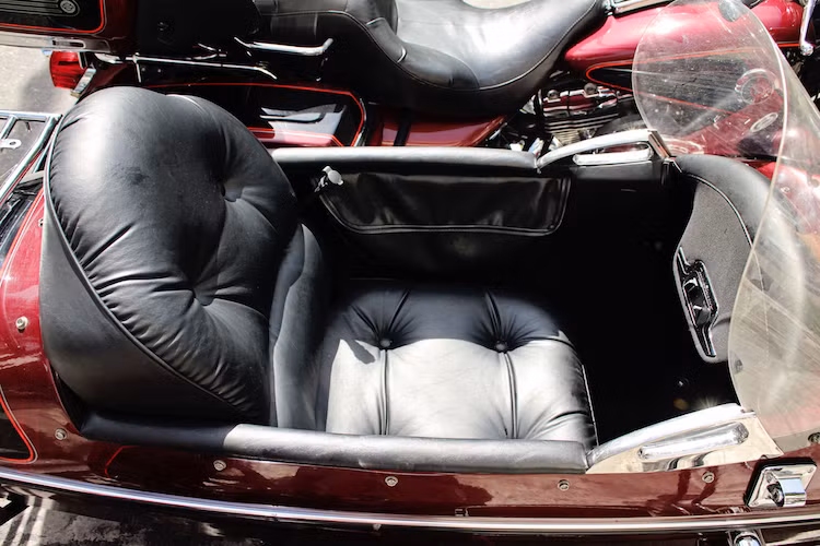 Chiếc ghế ngồi đơn bên trong thuyền cũng được thiết kế với đệm đầy đặn để tạo sự thoải mái cho người ngồi bên. Toàn bộ khu vực lòng thuyền đều được bọc kín trong vải nỉ; đồng thời sâu trước mũi thuyền còn có cả tấm gác chân cho người ngồi với dòng chữ Harley-Davidson. Hai bên thuyền là các túi da nhỏ để có thể chứa các vật dụng cần thiết.