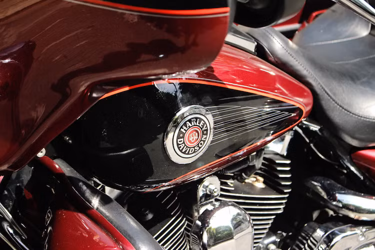 Xăng cung cấp cho động cơ được cất trong bình nhiên liệu có thể tích 18,90 lít, với bình phụ 3,3 lít. Dù không phải là phiên bản sơn nhũ metalflake đặc biệt (Hard Candy), tuy nhiên chiếc xe vẫn có màu sơn nhũ ánh kim màu đỏ mận nổi bật, kết hợp với những mảng màu đen nhã nhặn.